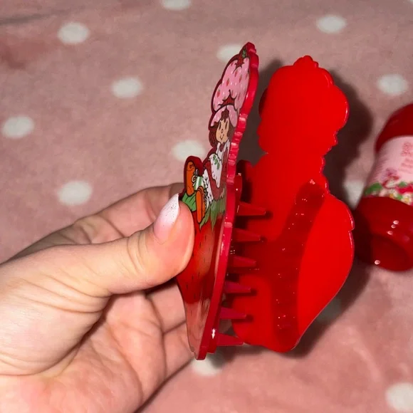Strawberry Shortcake Gift Set (Claw Clip, Body Wash, Candle, Bag) - Picture 5 of 10